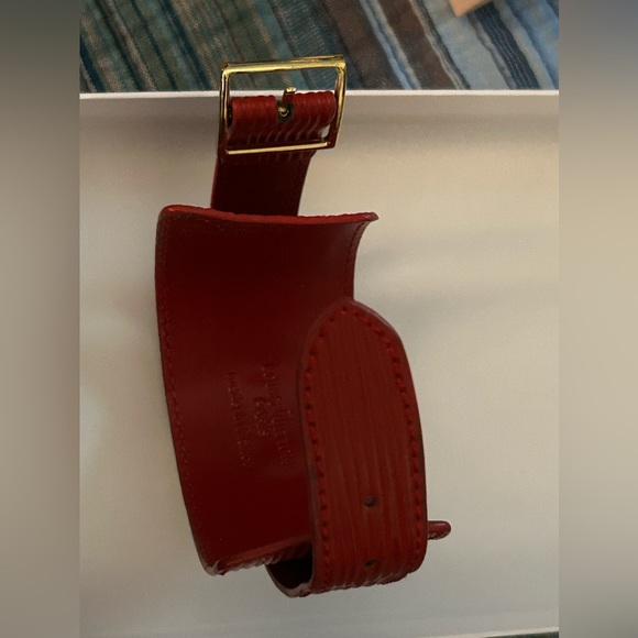 Authentic Louis Vuitton cuff bracelet in red Epi leather. - Picture 5 of 7